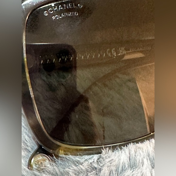 Authentic CHANEL Sunglasses
Polarized lenses
No scratches
No scuffs
Worn once - Picture 2 of 6
